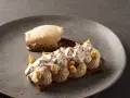 Muselina de Café e Gianduja com Mousse aos Três Chocolates e Sorvete de Banana