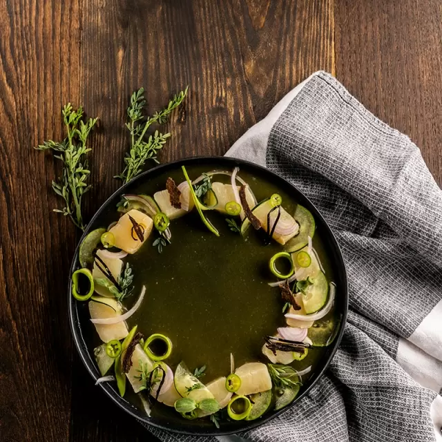 Aguachile de Callo de Hacha con Tasajo Oreado