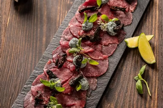 Carpaccio de Res, Alioli de Hongos y Limón Preservado