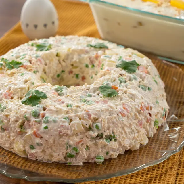 Rosca de Salada Russa com Frango