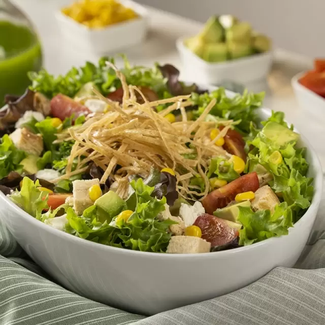 Ensalada de Pollo con Elote