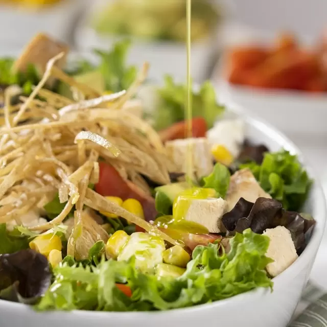 Ensalada de Pollo con Elote