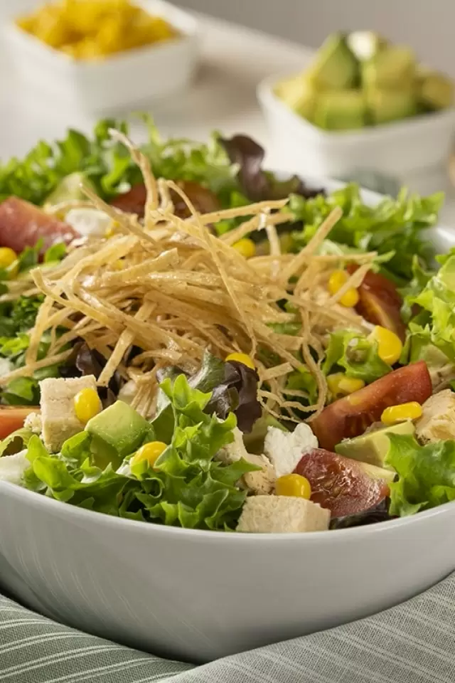 Ensalada de Pollo con Elote