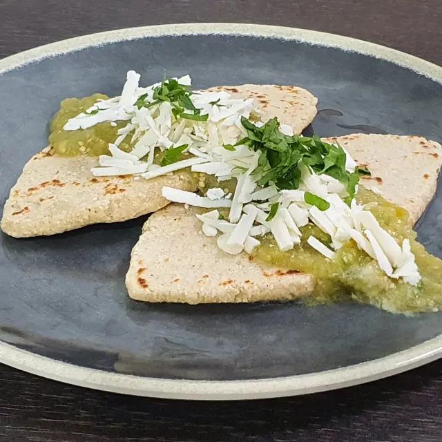 Tlacoyos Recheados de Batata com Molho Verde
