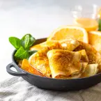 Crepes Suzette com molho de laranja