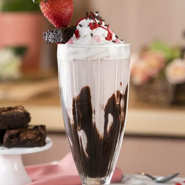 Strawberry Milkshake with Brownie