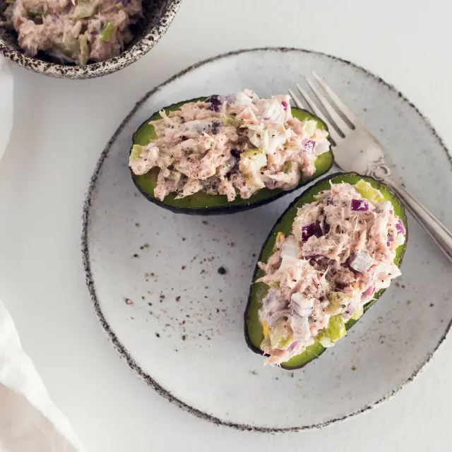Abacates recheados de atum saudáveis