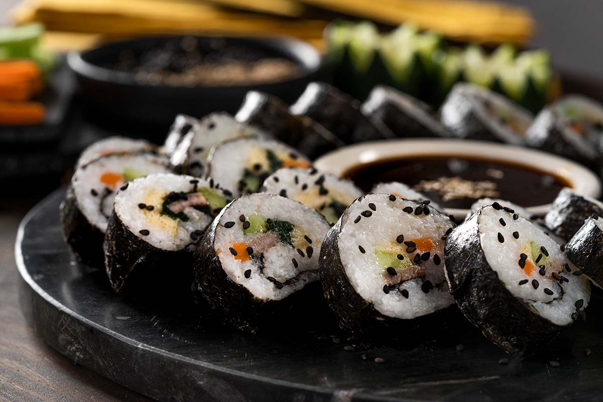 Kimbap, el primo coreano del sushi que no lleva pescado crudo y es mucho  más fácil