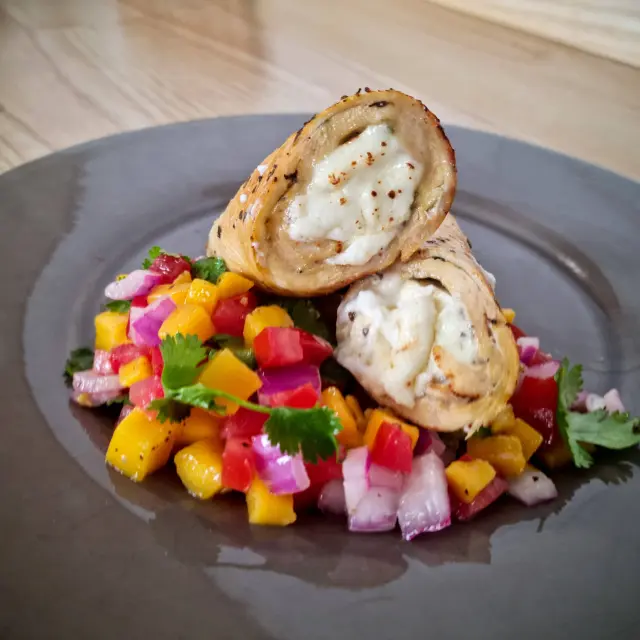 Peito Recheado com Queijo e Pico de Gallo de Manga