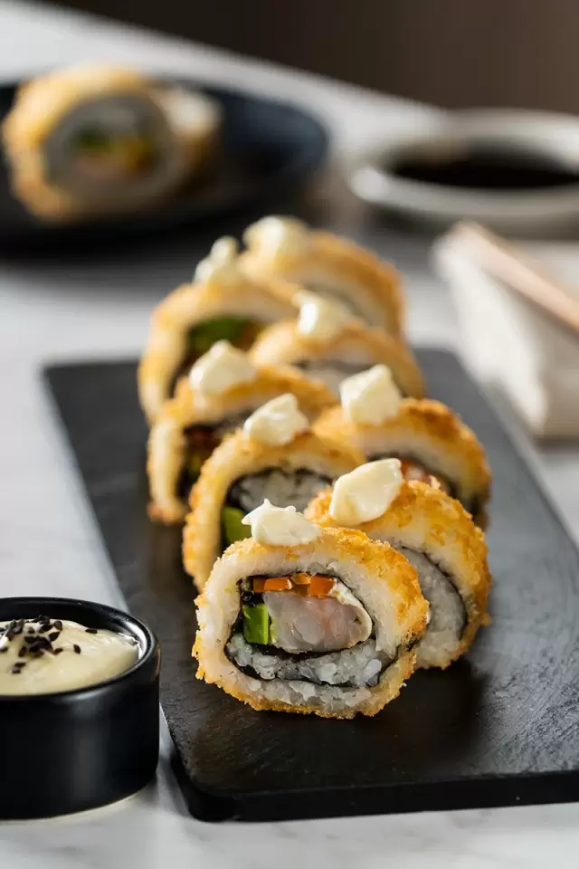 Sushi Empanizado de Camarón y Aguacate