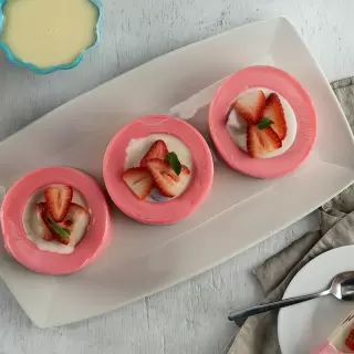 Cylindrical Strawberry Gelatin with Cream