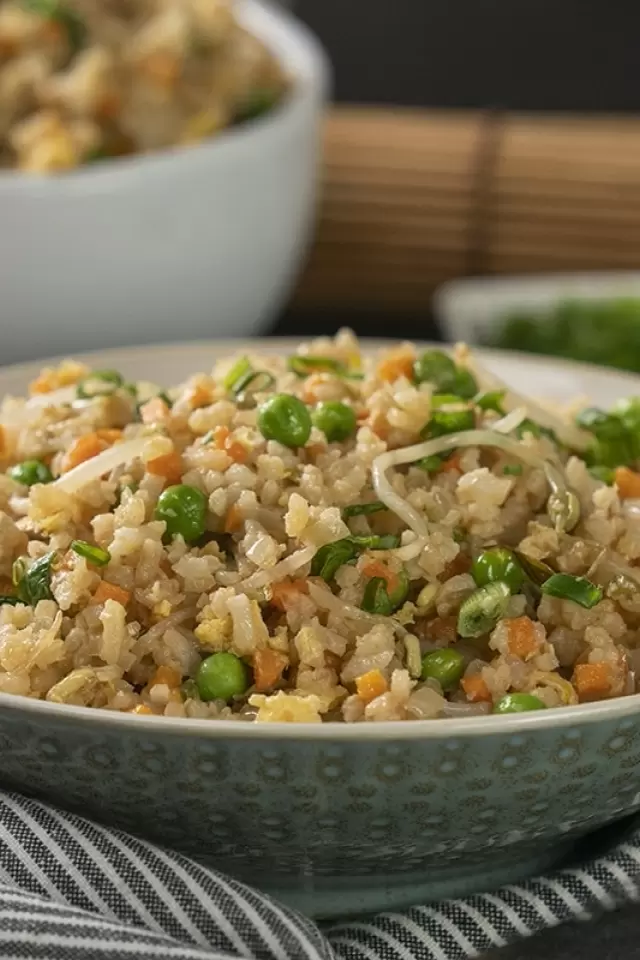 Como preparar arroz integral frito estilo oriental