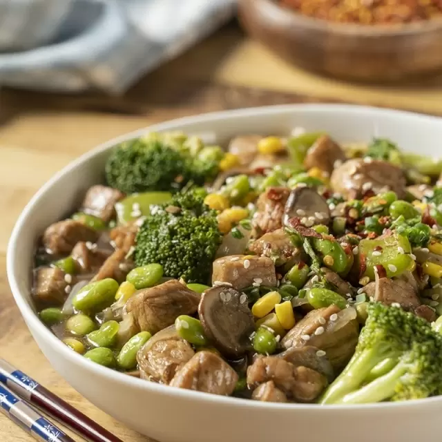 Chop suey de frango com legumes: receita fácil e feita em uma só panela