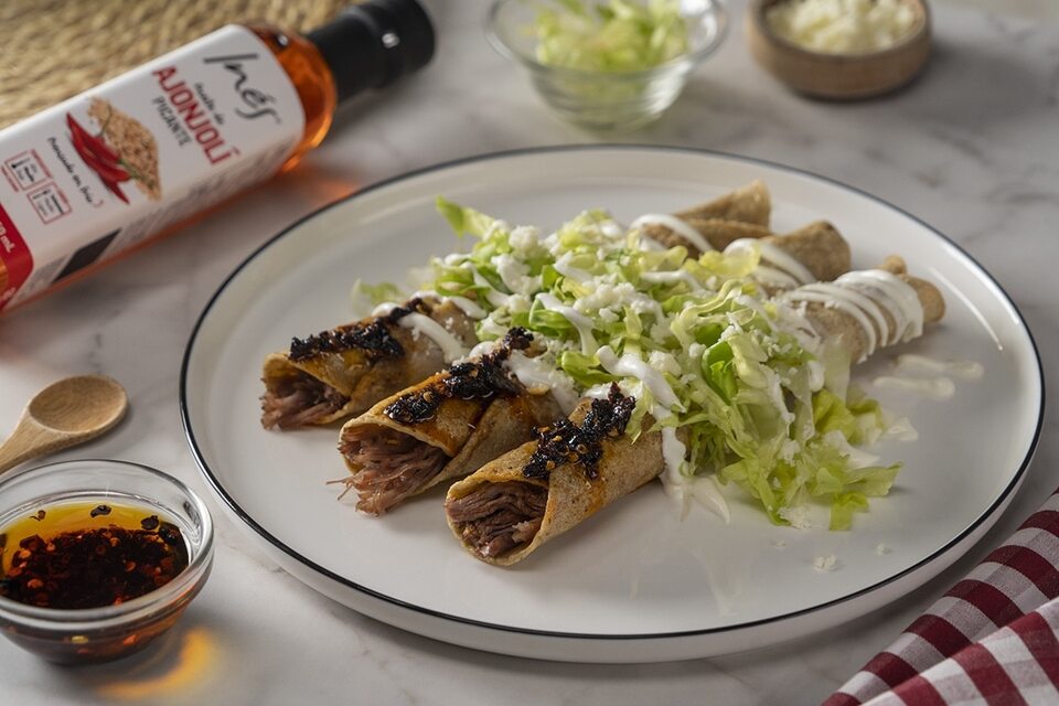 Flautas de Barbacoa en Salsa Macha