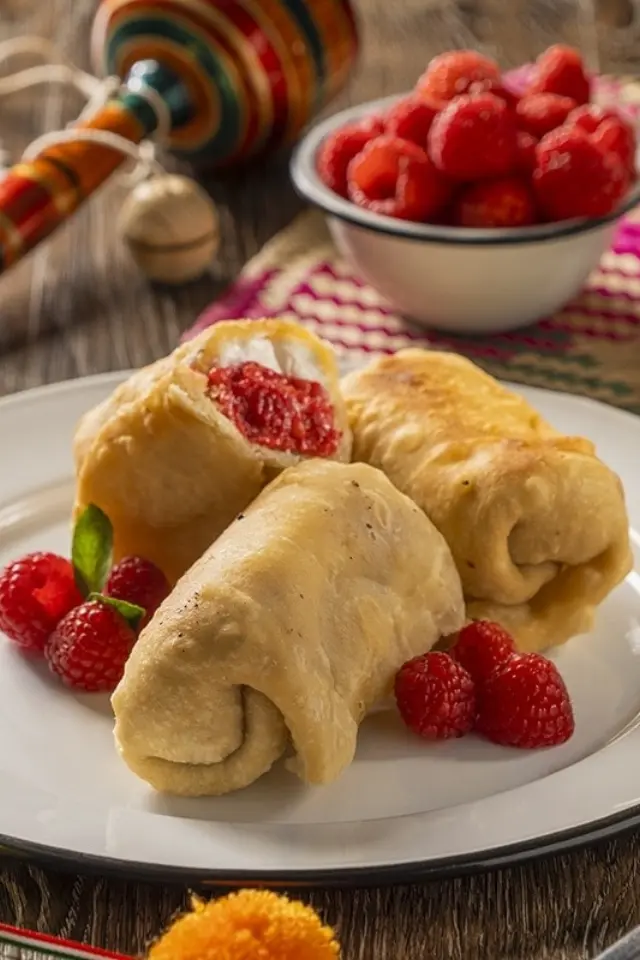 Chimichangas dulces de fresas y nata ¡postre fácil y rápido