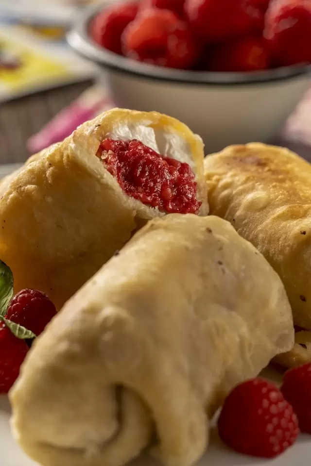 Chimichangas dulces de fresas y nata ¡postre fácil y rápido