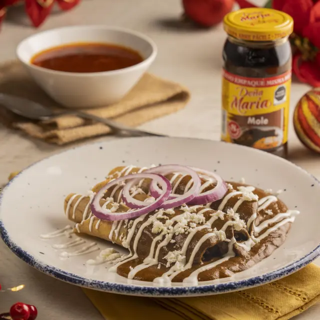 Tacos Dourados de Birria com Mole