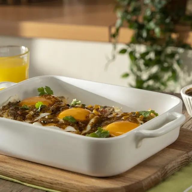 Panela de Molletes com Ovo em Salsa Tatemada e Martajada Verde