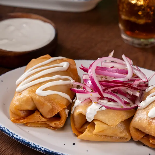 Chimichangas con Chilorio - Chata México