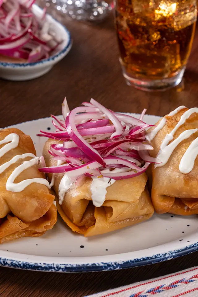 Chimichangas con Chilorio - Chata México