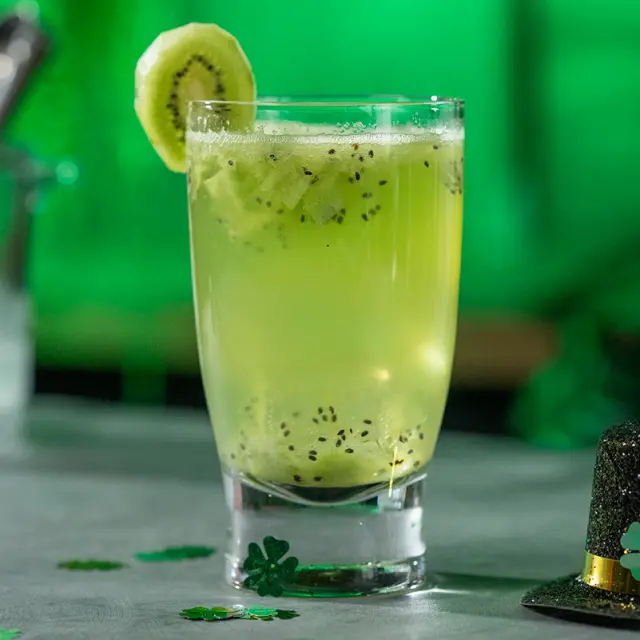 Coquetel de uísque com kiwi