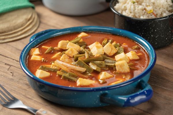 Nopales con queso panela en salsa roja