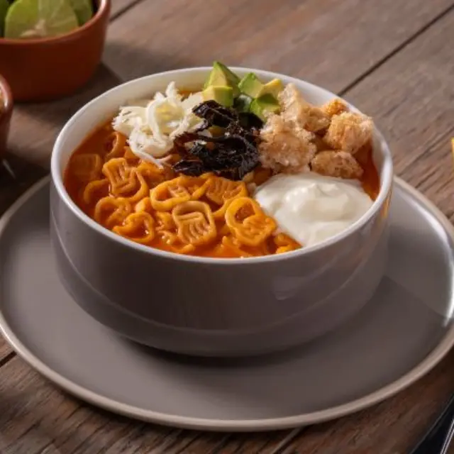 Sopa asteca com macarrão