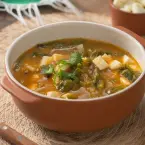 Sopa de rajas com queijo panela