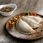 Empanadas fritas recheadas com carne e queijo