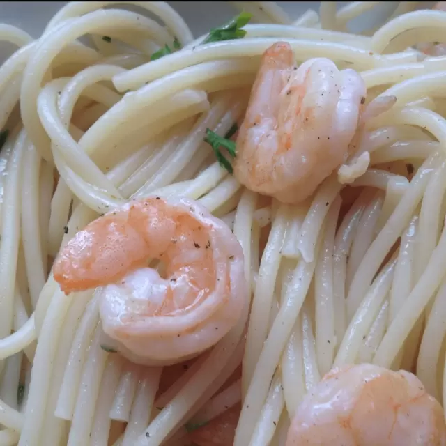 Linguini con Camarones, Limón y Ajo