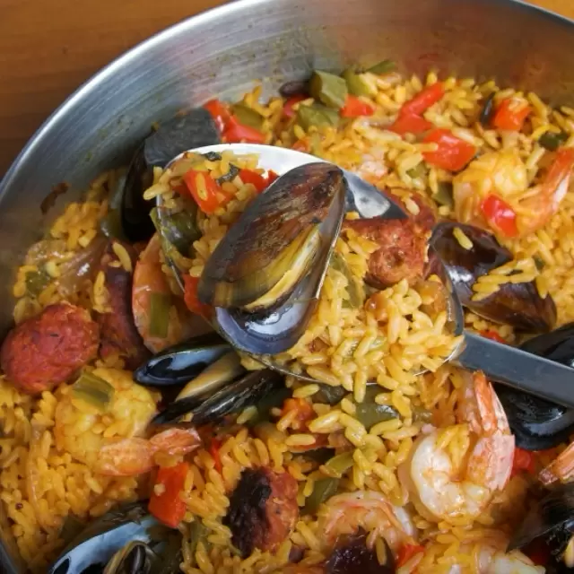 Paella con Camarones, Mejillones y Chorizo