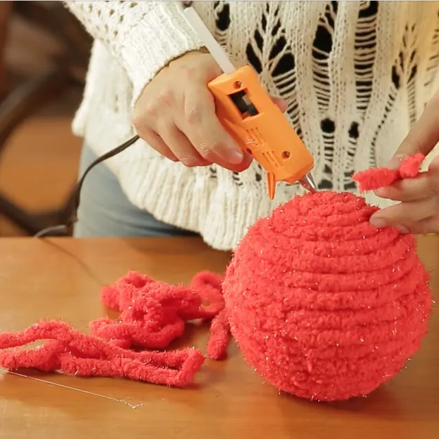 HOW TO MAKE A GIANT POM POM 