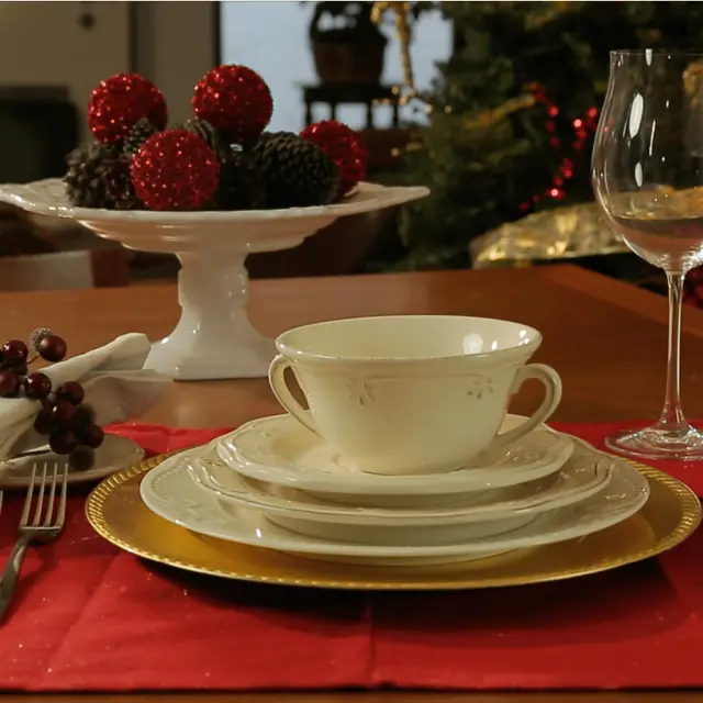 How to Set a Christmas Table