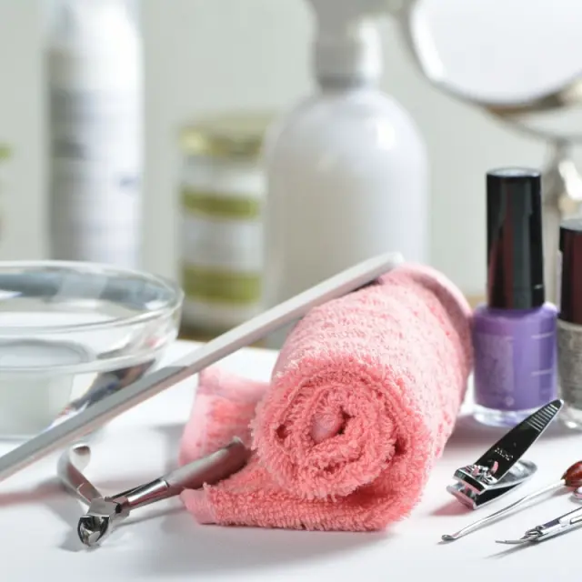 How to have perfect nails all day and types of accessories