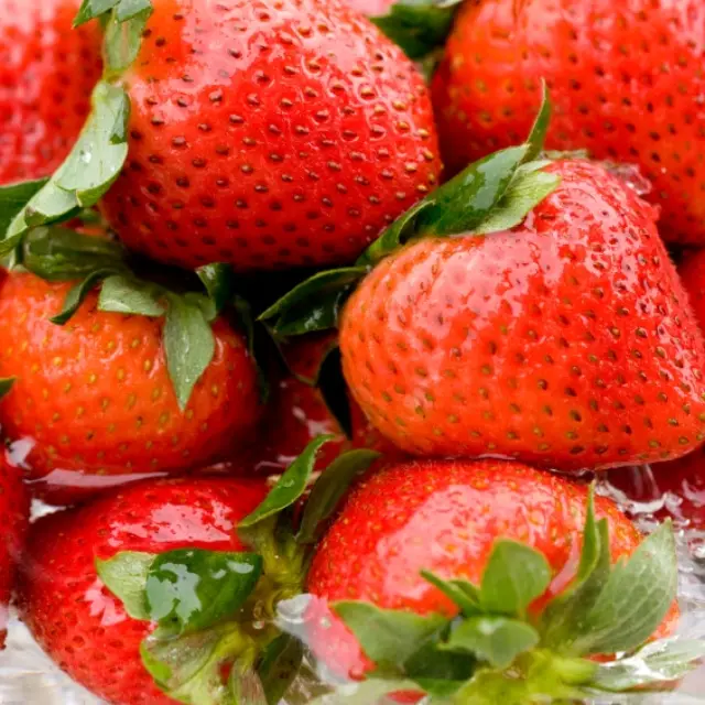 COMO CONSERVAR Y DESINFERTAR FRESAS/ COMO CONSERVAR LAS HOJAS VERDES DE LAS  FRESAS 