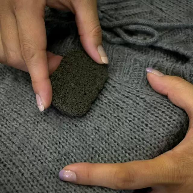 Cómo quitar bolitas de los suéteres