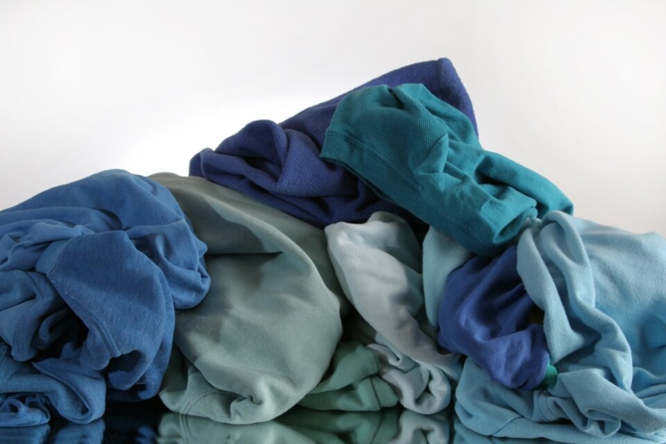 Cómo eliminar restos de papel de la ropa