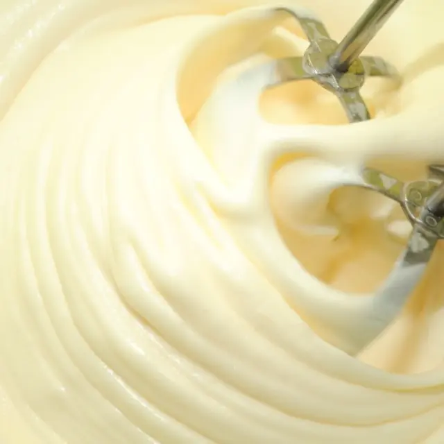 How to prevent the mixture from splattering when using the blender