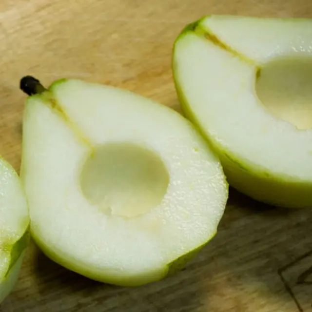 How to core a pear