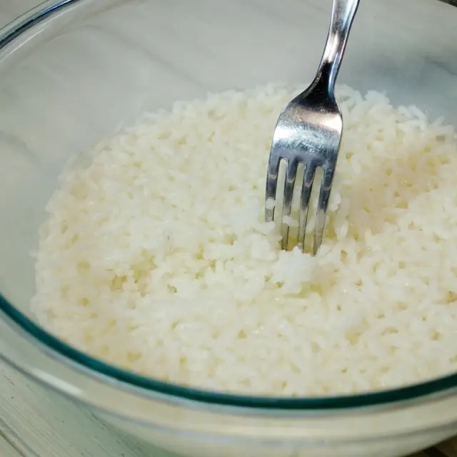 El truco viral para calentar arroz en el microondas sin que se ponga duro