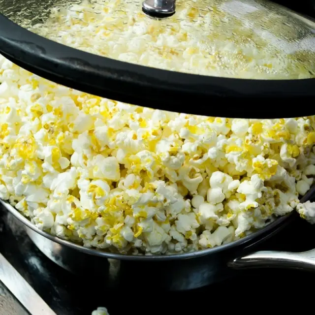 Cómo hacer palomitas de maíz caseras en sartén o en microondas