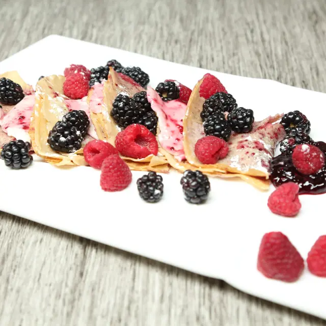 How to make strawberry and blackberry crepes