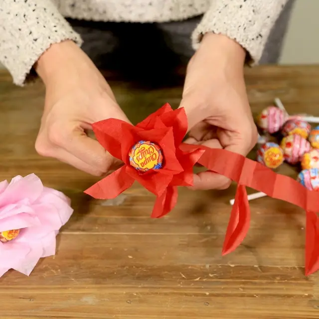 Cómo hacer un ramo de flores de papel (con imágenes)
